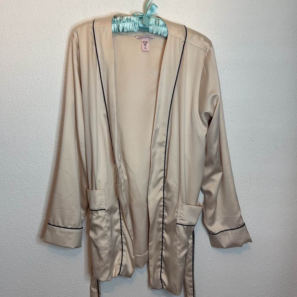 Victoria’s Secret Elegant Cream and Black Robe Size M - Picture 5 of 6